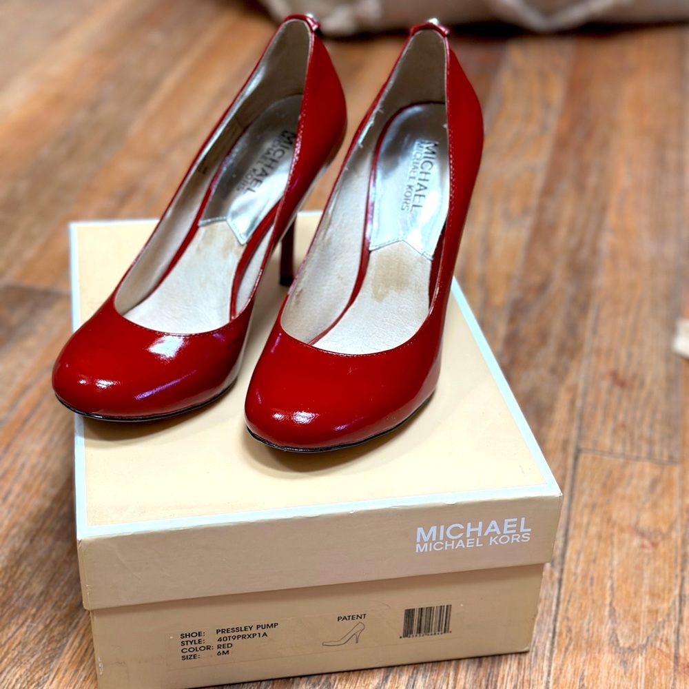 MK | Red patent leather cap toe Presley Pumps